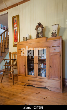 Chaise haute et petit buffet dans la salle à manger d'une ancienne résidence de style cottage Canadiana fieldstone home, vers 1832, Banque D'Images