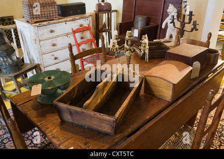 Table à manger en bois ancien avec objets de décoration à l'intérieur d'une vieille maison et magasin d'antiquités, Lanaudière, Québec, Banque D'Images