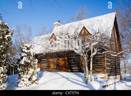 Ancien de style cottage Canadiana reconstruit log home résidentiel, 1975, en hiver, au Québec, Canada. Cette image est libéré de la propriété Banque D'Images