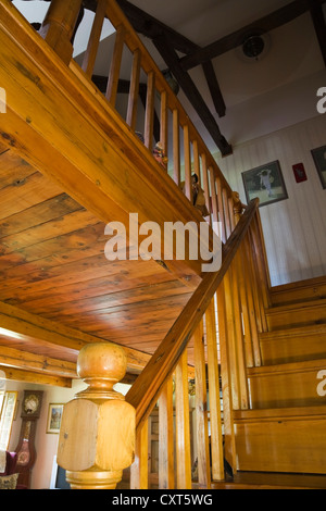 Pinewood escalier menant à l'étage l'étage dans une ancienne de style cottage Canadiana reconstruit journal résidentiel home, 1983 Banque D'Images