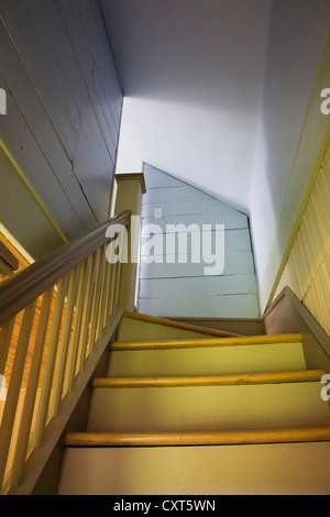 Escalier en bois menant à l'étage l'étage dans un vieux chalet en bois de style Canadiana-revêtement résidentiel accueil, vers 1850, Banque D'Images