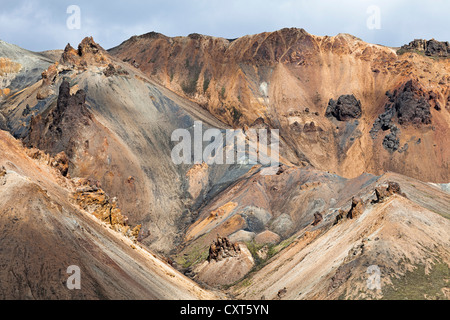 Montagnes de rhyolite à Landmannalaugar avec les champs de lave solidifiée, la Réserve Naturelle de Fjallabak, Islande, Europe Banque D'Images