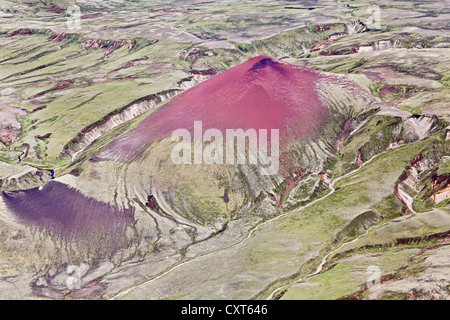 Vue aérienne, une montagne de rhyolite rouge vif entouré par le paysage couvert de mousse sur la côte sud de l'Islande, Islande Banque D'Images