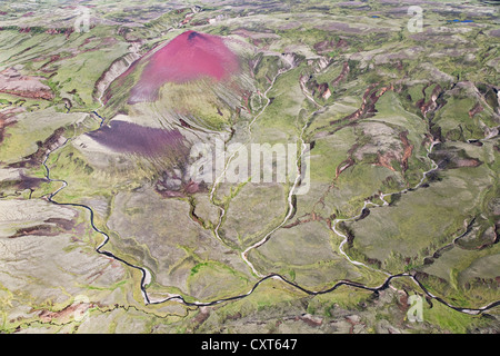 Vue aérienne, une montagne de rhyolite rouge vif entouré par le paysage couvert de mousse sur la côte sud de l'Islande, Islande Banque D'Images