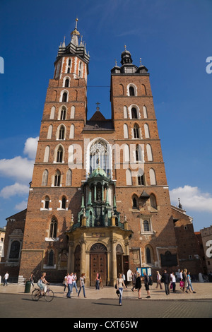 Saint-Mary's Church dans la place principale du marché, Cracovie, Pologne, Europe Banque D'Images