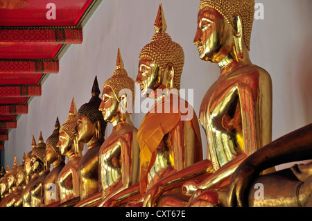 Statues de Bouddha Doré, Bhumispara mudra, Gautama Bouddha, au moment de l'illumination, Wat Pho, Bangkok, Thailande, Asie Banque D'Images