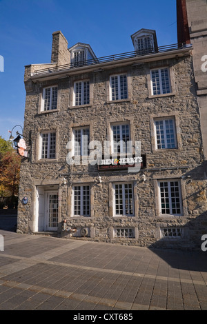 L Vandelac House, construite en 1810, aujourd'hui il sert de Ben et Jerry's Ice Cream Store, sur la Place Jacques Cartier, le Vieux Montréal Banque D'Images