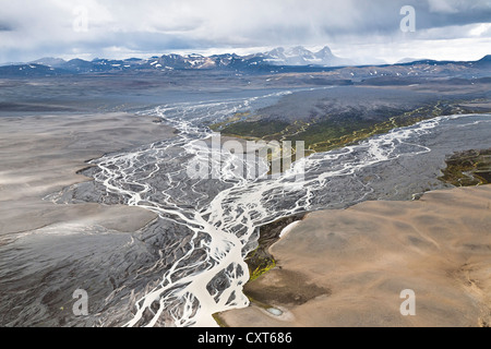 Vue aérienne de l'Tungna river branching out dans tous les sens derrière les glaciers et les montagnes d'Kerlingarfjoell mountain Banque D'Images