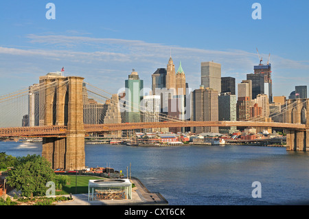 Skyline de Manhattan et Brooklyn Bridge, Empire-Fulton Ferry State Park ci-dessous, vue de pont de Manhattan, Manhattan Banque D'Images