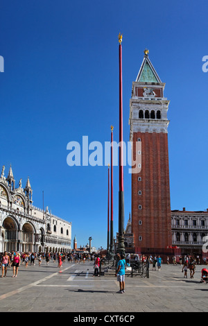 Piazza San Marco, la Place Saint-Marc avec la basilique Saint-Marc et le Campanile tower, Venise, Vénétie, Italie, Europe Banque D'Images