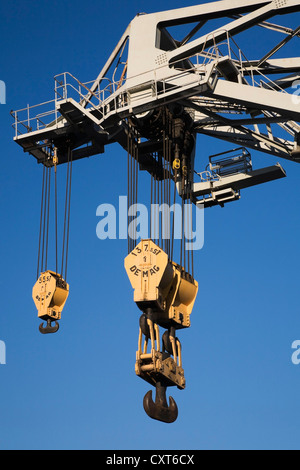 Les crochets sur la fin d'une grue industrielle, Montréal, Québec Banque D'Images