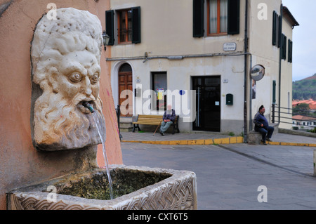 Fontaine avec masque en pierre à Rio nell'Elba, Toscane, Italie, Europe Banque D'Images
