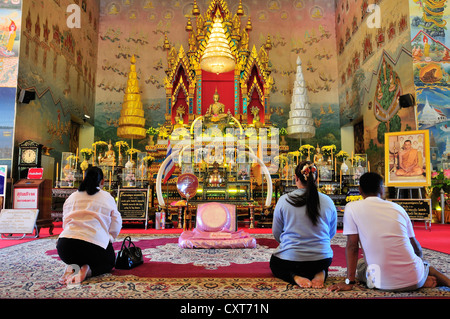 Autel avec une statue de Bouddha en or de l'ère du Lan Xang, Wat Pho Chai, Nong Khai, Thaïlande, Asie, PublicGround Banque D'Images