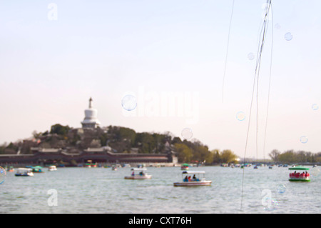 Bateaux sur le lac autour de l'île de jade, le parc Beihai, Beijing Banque D'Images