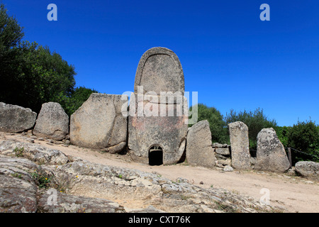 Tomba dei Giganti, Coddu Vecchiu, Arzachena, civilisation Nuragique, site mégalithique, tombe du géant, Costa Smeralda, Sardaigne Banque D'Images