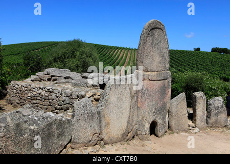 Tomba dei Giganti, Coddu Vecchiu, Arzachena, tombe du géant, une tombe mégalithique sarde construit par la galerie Nuragique Banque D'Images