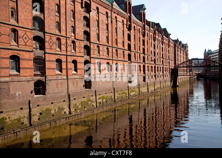 Des entrepôts et d'un canal dans le quartier Speicherstadt, ville libre et hanséatique de Hambourg Banque D'Images