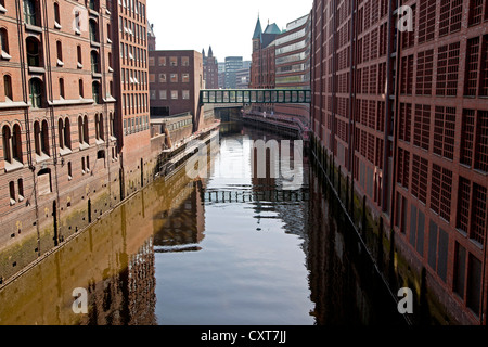 Des entrepôts et d'un canal dans le quartier Speicherstadt, ville libre et hanséatique de Hambourg Banque D'Images