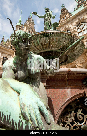 Hygieia statue et fontaine dans la cour de l'hôtel de ville de Hambourg, ville libre et hanséatique de Hambourg Banque D'Images