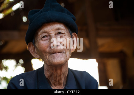 Un homme âgé de la colline, les gens de la tribu Hmong, portrait, nord de la Thaïlande, la Thaïlande, l'Asie Banque D'Images