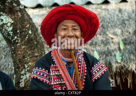 Habillé de façon traditionnelle de l'homme souriant Hmong noir hill tribe, minorité ethnique de l'Asie de l'Est, le nord de la Thaïlande, portrait Banque D'Images