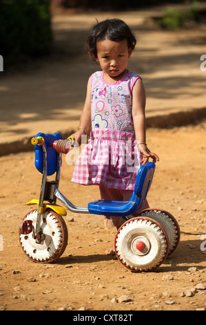 La jeune fille de la tribu Hmong Noir, minorité ethnique de l'Asie de l'Est, avec tricycle, le nord de la Thaïlande, la Thaïlande, l'Asie Banque D'Images