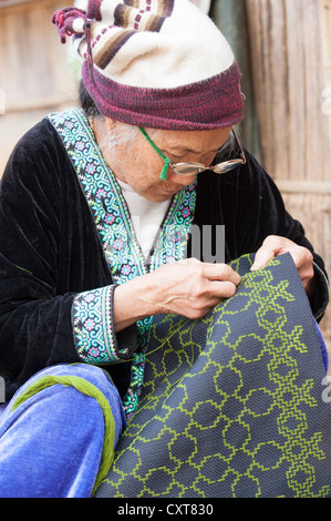 Personnes âgées, traditionnellement vêtus femme avec des lunettes de la tribu Hmong noir hill, minorité ethnique de l'Asie de l'Est Banque D'Images