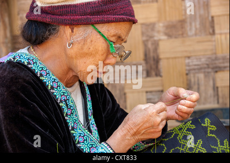 Personnes âgées, traditionnellement vêtus femme avec des lunettes de la tribu Hmong noir hill, minorité ethnique de l'Asie de l'Est Banque D'Images