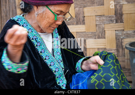 Personnes âgées, traditionnellement vêtus femme avec des lunettes de la tribu Hmong noir hill, minorité ethnique de l'Asie de l'Est Banque D'Images