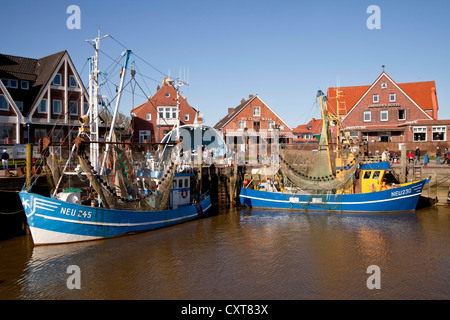 Les bateaux de pêche et bateaux de crevettes dans le vieux port de pêche de Neuharlingersiel, Frise orientale, Basse-Saxe, Allemagne Banque D'Images