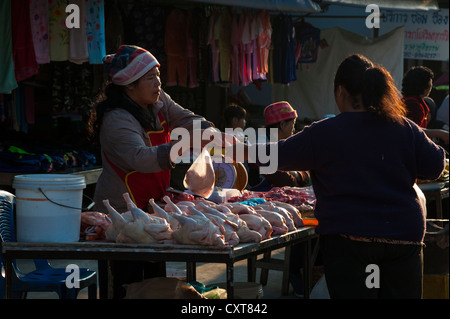 Le fournisseur et le client à un décrochage de la viande, marché, Bin Hin Taek ou Therd Thoed Thai ou thaï, le nord de la Thaïlande, la Thaïlande, l'Asie Banque D'Images