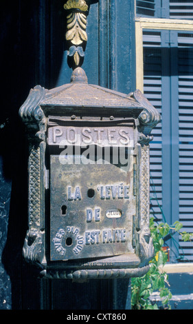 Une boîte aux lettres antiques à Paris, France Banque D'Images