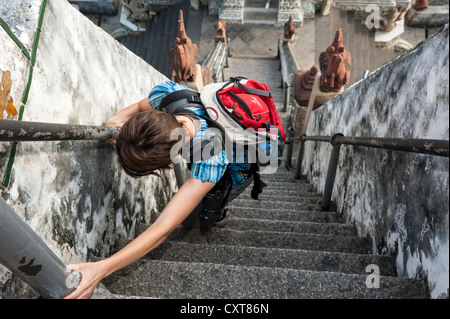 Femme de monter les escaliers au Wat Arun, Temple de l'aube, Bangkok, Thailande, Asie Banque D'Images