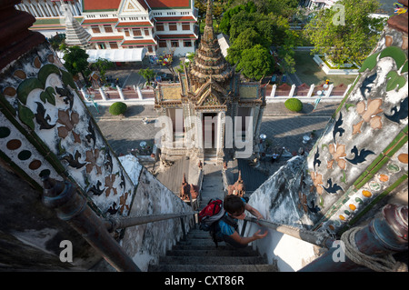 Femme de monter les escaliers au Wat Arun, Temple de l'aube, Bangkok, Thailande, Asie Banque D'Images