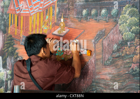 Travaux de restauration, des peintures murales dans le Ramakien Phra Rabieng gallery, la vue de détail, Wat Phra Kaeo, le Grand Palais ou Palais Royal Banque D'Images