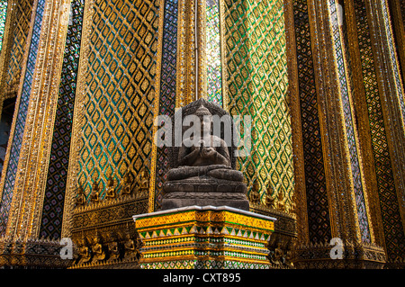 Statue de Bouddha, Wat Phra Kaeo ou Temple du Bouddha d'Émeraude, Le Grand Palais ou Palais Royal, Bangkok, Thailande, Asie Banque D'Images