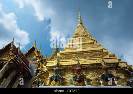 Caryatides sur un chedi doré, figures démoniaques, Wat Phra Kaeo ou Temple du Bouddha d'Émeraude, Le Grand Palais ou Palais Royal Banque D'Images