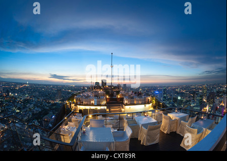 Vue de la ville, le bar Vertigo et Restaurant, toit de l'hôtel Banyan Tree, au crépuscule, Bangkok, Thailande, Asie Banque D'Images