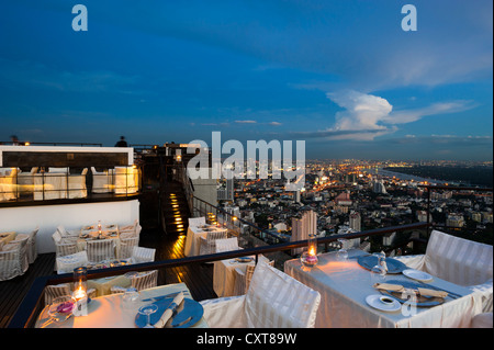 Vue de la ville, le bar Vertigo et Restaurant, toit de l'hôtel Banyan Tree, au crépuscule, Bangkok, Thailande, Asie Banque D'Images