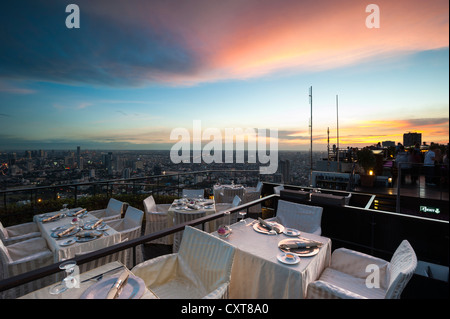 Vue sur la ville, le bar Vertigo et Restaurant, terrasse sur le toit de l'hôtel Banyan Tree, au crépuscule, Bangkok, Thailande, Asie Banque D'Images