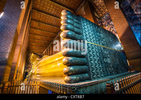 Statue de Bouddha couché, incrustations de nacre sur la plante des pieds, le Wat Pho ou Wat Phra Chetuphon, Bangkok, Thailande, Asie Banque D'Images