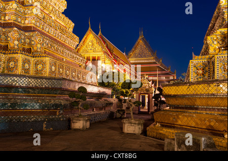 Grand chedis du Phra Maha Chedi Si Ratchakan group, le Wat Pho ou Wat Phra Chetuphon, au crépuscule, Bangkok, Thailande, Asie Banque D'Images