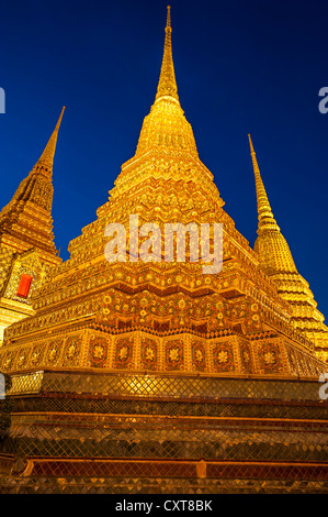 Grand chedis du Phra Maha Chedi Si Ratchakan group, le Wat Pho ou Wat Phra Chetuphon, au crépuscule, Bangkok, Thailande, Asie Banque D'Images