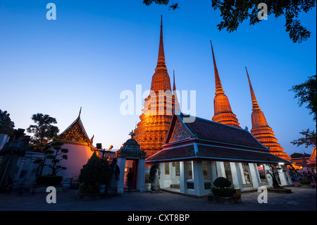 Grand chedis du Phra Maha Chedi Si Ratchakan group, le Wat Pho ou Wat Phra Chetuphon, au crépuscule, Bangkok, Thailande, Asie Banque D'Images