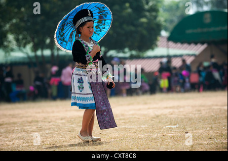 Femme dans une robe traditionnelle, le festival du Nouvel An, costume, Hmong hill tribe, minorité ethnique, la province de Chiang Mai Banque D'Images