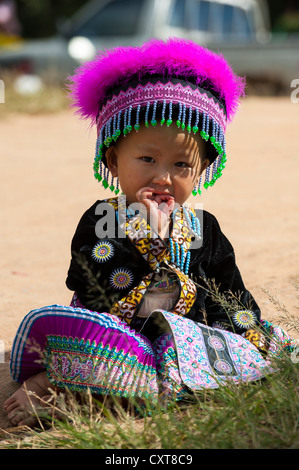 Petite fille dans une robe traditionnelle, le festival du Nouvel An, costume, Hmong hill tribe, minorité ethnique, la province de Chiang Mai Banque D'Images