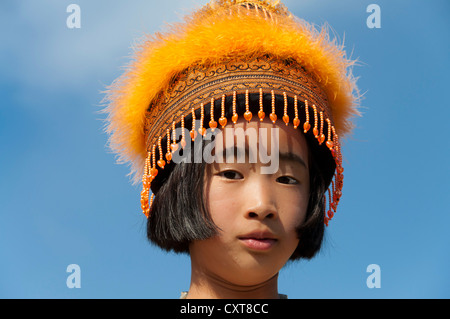 Petite fille dans une robe traditionnelle, le festival du Nouvel An, costume, Hmong hill tribe, minorité ethnique, la province de Chiang Mai Banque D'Images