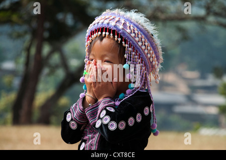 Petite fille dans une robe traditionnelle, le festival du Nouvel An, costume, Hmong hill tribe, minorité ethnique, la province de Chiang Mai Banque D'Images