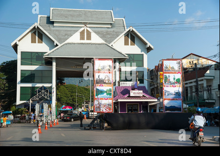 Les contrôles frontaliers entre le Myanmar, la Birmanie et la Thaïlande, du côté thaïlandais, Mae Sai, la ville le plus au nord de la Thaïlande Banque D'Images