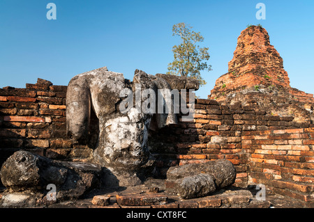 Statue sans tête d'un Bouddha assis, Wat Phra Phai Luang temple, Parc historique de Sukhothaï, Site du patrimoine mondial de l'UNESCO Banque D'Images